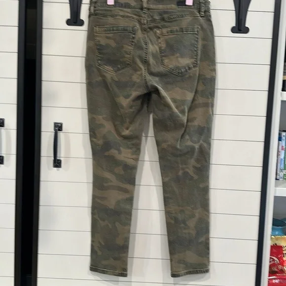 Blank NYE camo skinny cropped jeans. Size 29. Waist flat 15”. Inseam 25”. Rise 9 - Picture 2 of 3